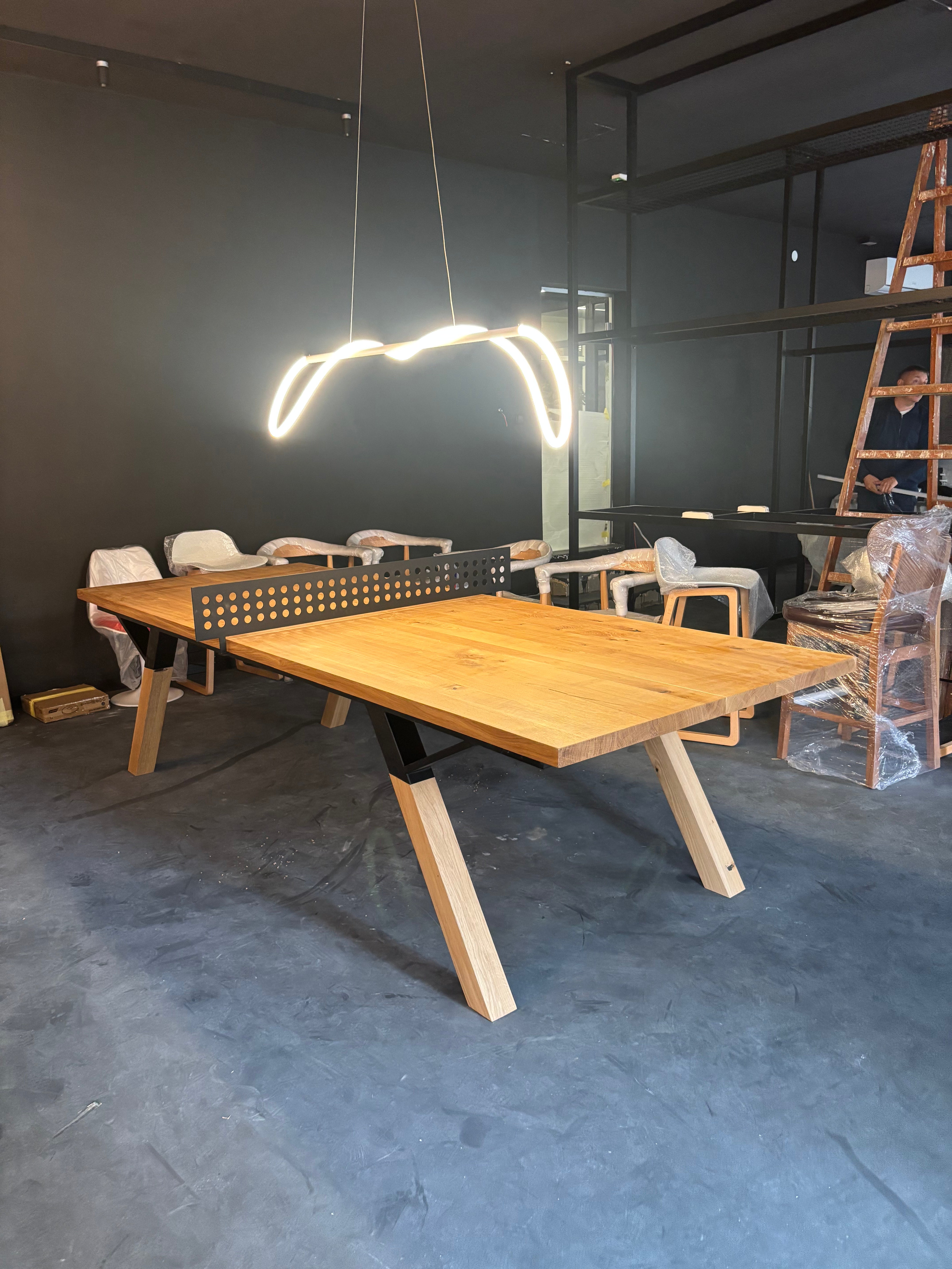 LUKSUZNI NAMESTAJ PO MERI – Kako nastaje unikatni konferencijski sto od masivnog hrasta