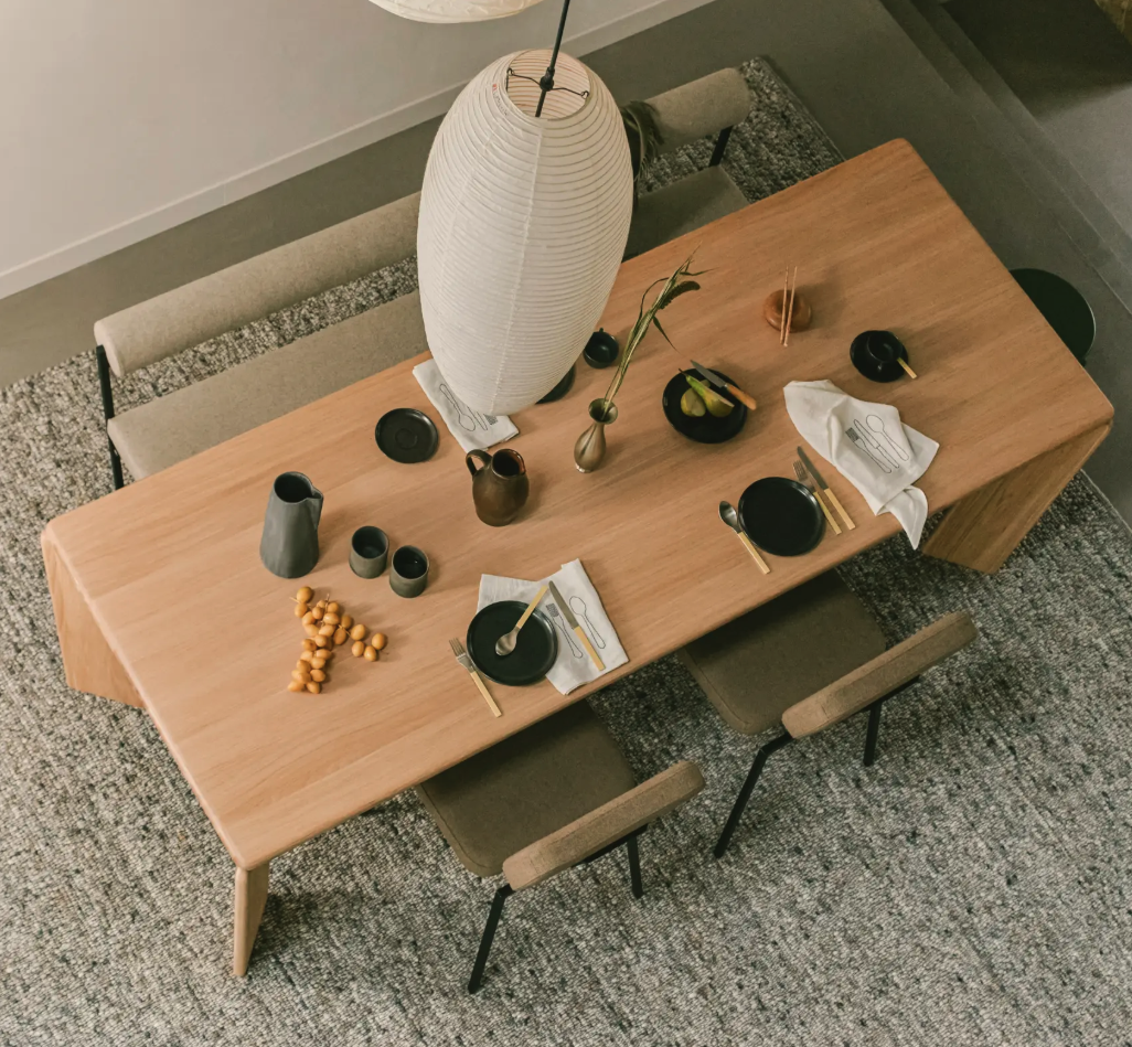 Trpezarijski, radni i konferencijski stolovi po meri – vodič za odabir